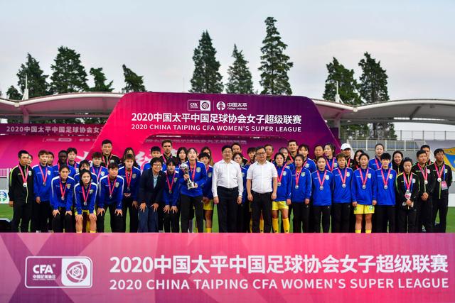 冯小刚与徐帆历经十九年的秘密：女儿身份曝光引发热议